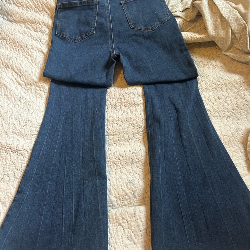 These are a SHEIN brand Jean size small. Only worn one time!
